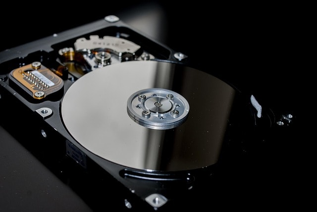 otwarty dysk hdd, widać talerze i głowice
